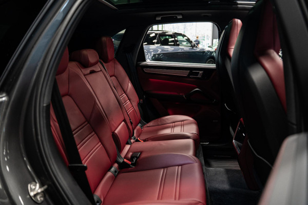 Porsche Cayenne 3.0 E-Hybrid *Sport-Chrono / PASM / Panorama / BOSE / Soft-Close / Surround-view*