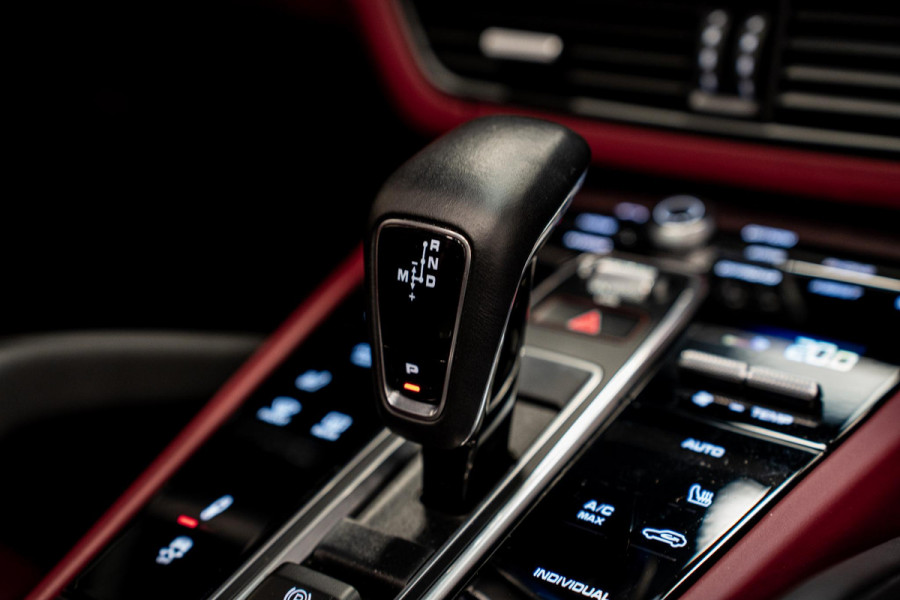 Porsche Cayenne 3.0 E-Hybrid *Sport-Chrono / PASM / Panorama / BOSE / Soft-Close / Surround-view*