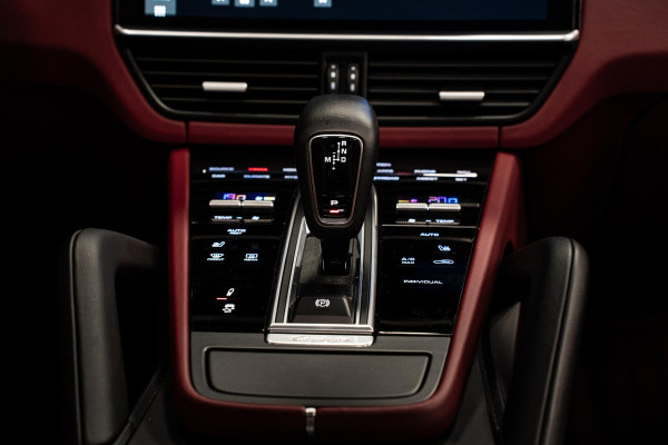 Porsche Cayenne 3.0 E-Hybrid *Sport-Chrono / PASM / Panorama / BOSE / Soft-Close / Surround-view*