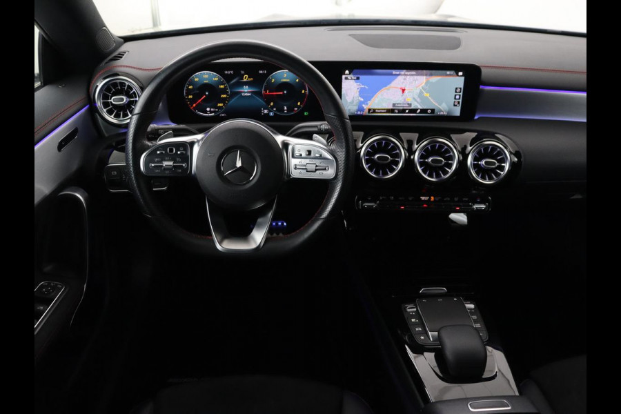 Mercedes-Benz CLA-Klasse 180d Business Solution AMG | Stoelverwarming | Carplay | Camera | Leder/Alcantara | Navigatie | Widescreen | Sfeerverlichting | Designo Mountaingrijs Magno