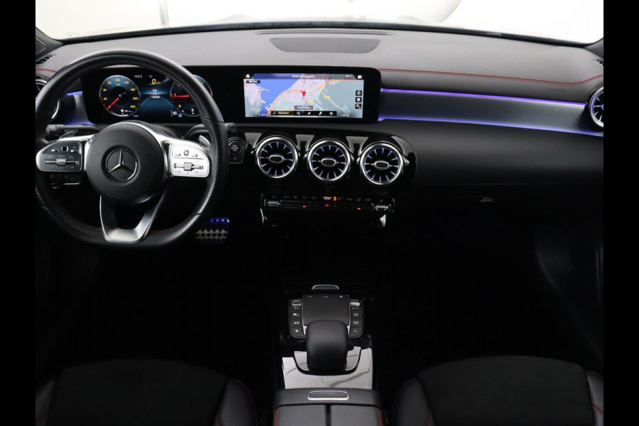 Mercedes-Benz CLA-Klasse 180d Business Solution AMG | Stoelverwarming | Carplay | Camera | Leder/Alcantara | Navigatie | Widescreen | Sfeerverlichting | Designo Mountaingrijs Magno