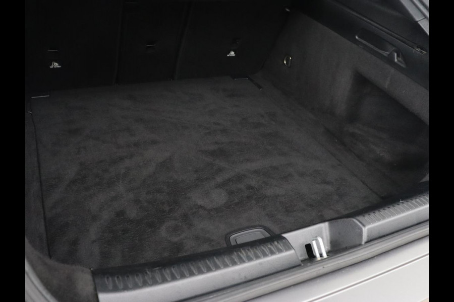 Mercedes-Benz CLA-Klasse 180d Business Solution AMG | Stoelverwarming | Carplay | Camera | Leder/Alcantara | Navigatie | Widescreen | Sfeerverlichting | Designo Mountaingrijs Magno