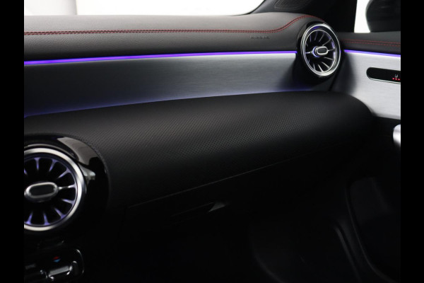 Mercedes-Benz CLA-Klasse 180d Business Solution AMG | Stoelverwarming | Carplay | Camera | Leder/Alcantara | Navigatie | Widescreen | Sfeerverlichting | Designo Mountaingrijs Magno