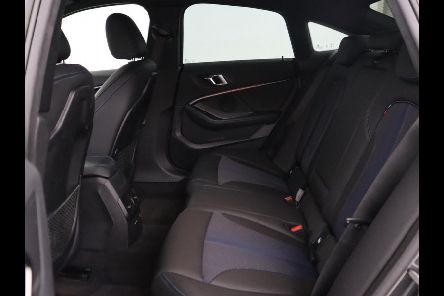 BMW 2 Serie Gran Coupé 218i M Sport | Sportstoelen | Camera | Carplay | Live Cockpit | Half leder | Navigatie | Sfeerverlichting | Full LED | Climate control BMW 2 Serie Gran Coupé 218i M Sport | Sportstoelen | Camera | Carplay | Live Cockpit | Half leder | Navigatie | Sfeerverlichting | Full LED | Climate control