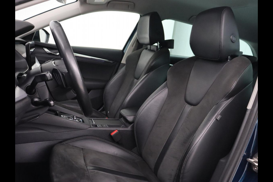 Škoda Octavia 1.0 e-TSI Business Edition Plus | Leder/Alcantara | Achterbankverwarming | Trekhaak | Adaptive cruise | Camera | Sfeerverlichting | Stoelverwarming | Carplay | Park Assist | Memory
