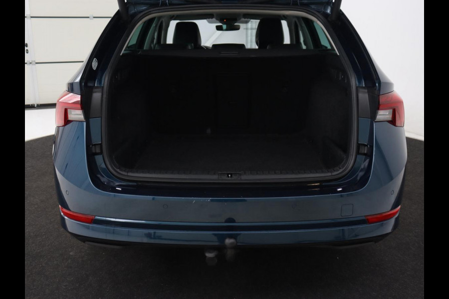 Škoda Octavia 1.0 e-TSI Business Edition Plus | Leder/Alcantara | Achterbankverwarming | Trekhaak | Adaptive cruise | Camera | Sfeerverlichting | Stoelverwarming | Carplay | Park Assist | Memory