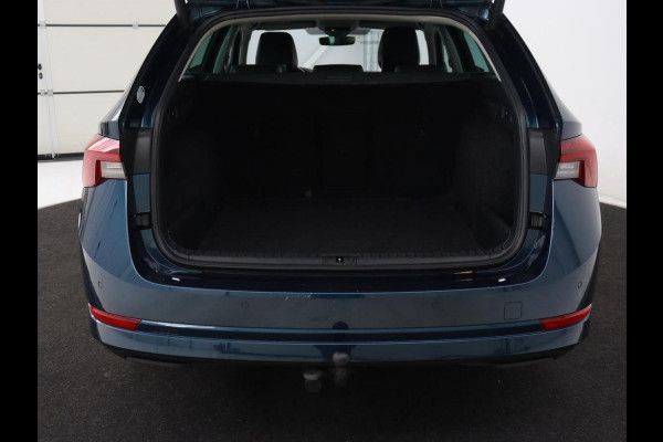 Škoda Octavia 1.0 e-TSI Business Edition Plus | Leder/Alcantara | Achterbankverwarming | Trekhaak | Adaptive cruise | Camera | Sfeerverlichting | Stoelverwarming | Carplay | Park Assist | Memory