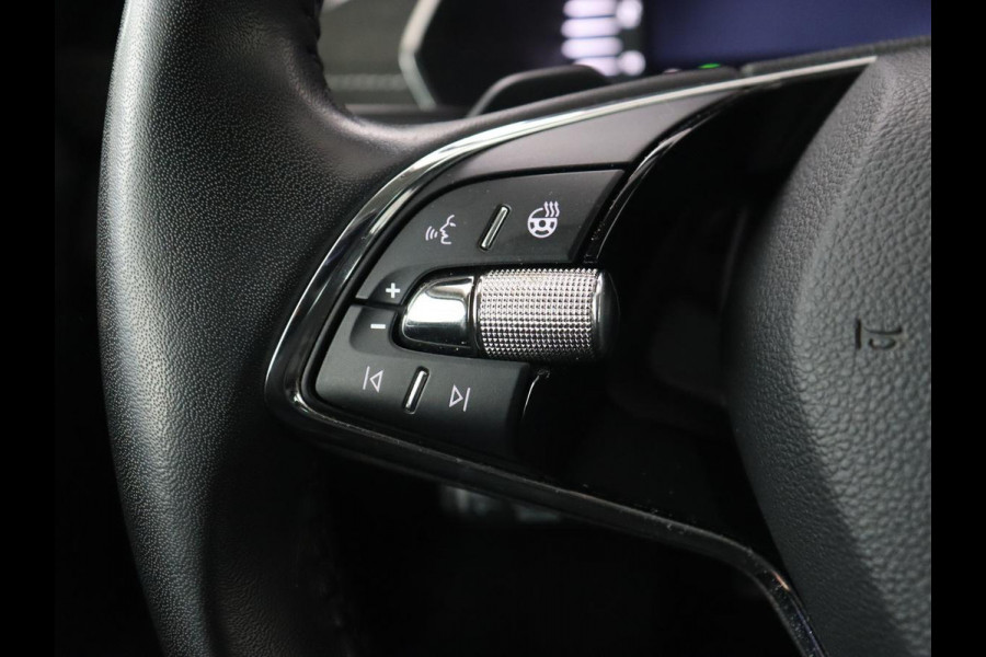 Škoda Octavia 1.0 e-TSI Business Edition Plus | Leder/Alcantara | Achterbankverwarming | Trekhaak | Adaptive cruise | Camera | Sfeerverlichting | Stoelverwarming | Carplay | Park Assist | Memory