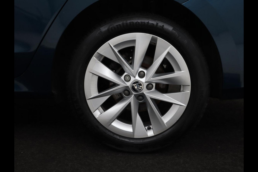 Škoda Octavia 1.0 e-TSI Business Edition Plus | Leder/Alcantara | Achterbankverwarming | Trekhaak | Adaptive cruise | Camera | Sfeerverlichting | Stoelverwarming | Carplay | Park Assist | Memory