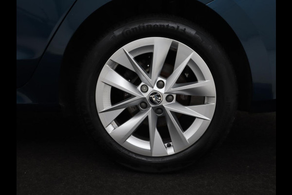 Škoda Octavia 1.0 e-TSI Business Edition Plus | Leder/Alcantara | Achterbankverwarming | Trekhaak | Adaptive cruise | Camera | Sfeerverlichting | Stoelverwarming | Carplay | Park Assist | Memory