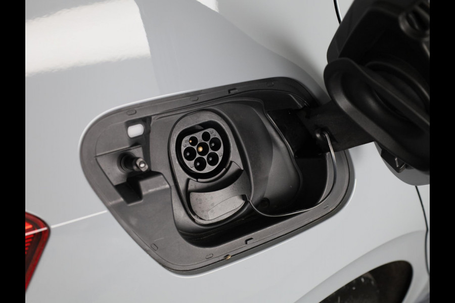 Volkswagen ID.3 First Max 58 kWh 204 PK | Navigatie | Camera | Parkeersensoren | Panoramisch dak | Bestuurderstoel met geheugen |