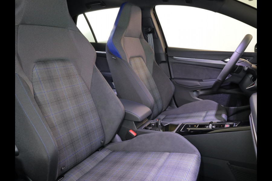 Volkswagen Golf 1.5 eHybrid GTE 272PK PHEV | Verlengde garantie  | Navigatie | Panorama dak | Black Style | 18" Lm velgen | Multimedia pakket plus | Volkswagen Golf 1.5 eHybrid GTE 272PK PHEV | Verlengde garantie  | Navigatie | Panorama dak | Black Style | 18" Lm velgen | Multimedia pakket plus |