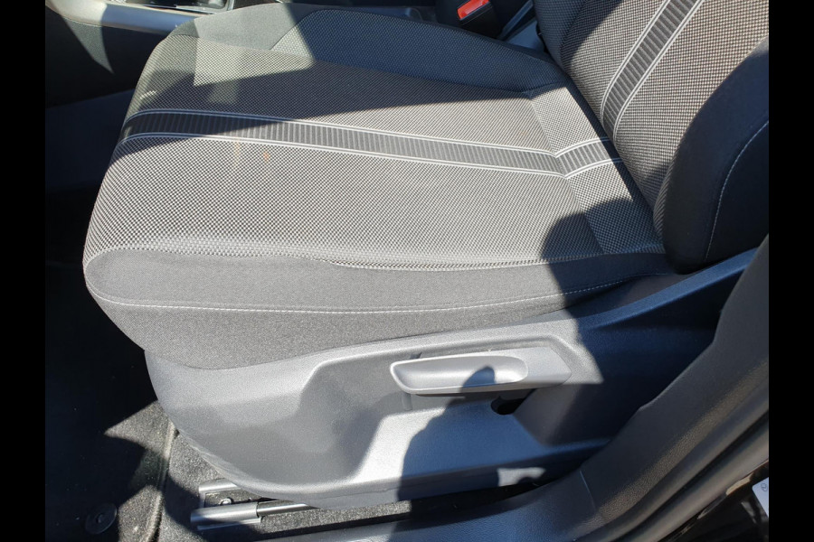 Volkswagen T-Roc 1.5 TSI 150pk DSG Style Team Navigatie Apple Carplay/Android Auto Camera Adaptive Cruise Control Elektrische achterklep Stoel-en stuurverwarming Climate Control