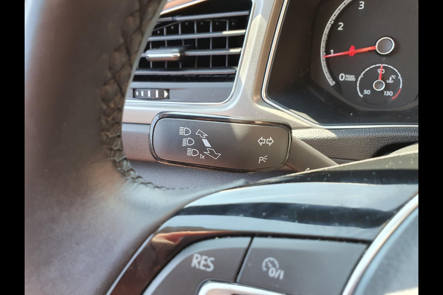 Volkswagen T-Roc 1.5 TSI 150pk DSG Style Team Navigatie Apple Carplay/Android Auto Camera Adaptive Cruise Control Elektrische achterklep Stoel-en stuurverwarming Climate Control
