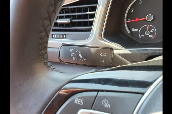 Volkswagen T-Roc 1.5 TSI 150pk DSG Style Team Navigatie Apple Carplay/Android Auto Camera Adaptive Cruise Control Elektrische achterklep Stoel-en stuurverwarming Climate Control