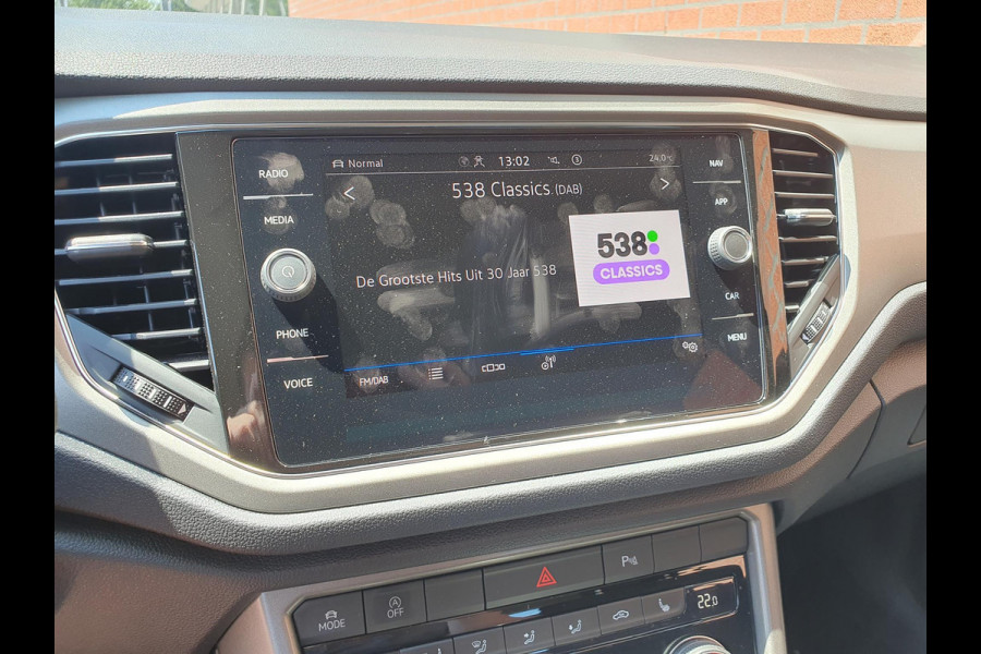 Volkswagen T-Roc 1.5 TSI 150pk DSG Style Team Navigatie Apple Carplay/Android Auto Camera Adaptive Cruise Control Elektrische achterklep Stoel-en stuurverwarming Climate Control