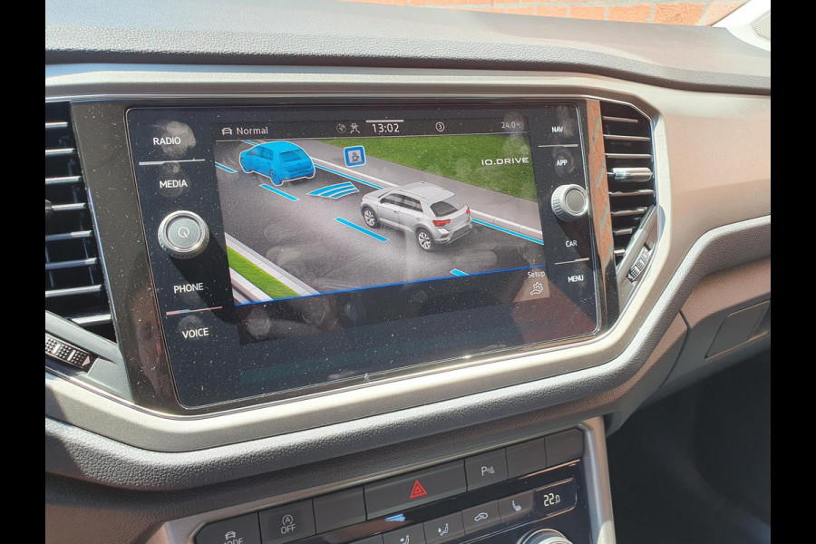 Volkswagen T-Roc 1.5 TSI 150pk DSG Style Team Navigatie Apple Carplay/Android Auto Camera Adaptive Cruise Control Elektrische achterklep Stoel-en stuurverwarming Climate Control