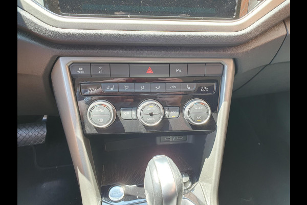 Volkswagen T-Roc 1.5 TSI 150pk DSG Style Team Navigatie Apple Carplay/Android Auto Camera Adaptive Cruise Control Elektrische achterklep Stoel-en stuurverwarming Climate Control