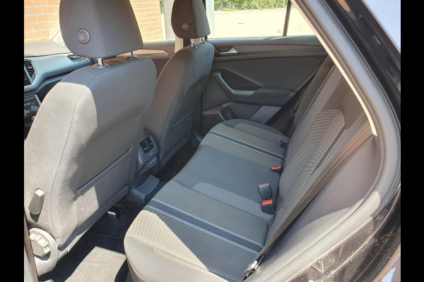 Volkswagen T-Roc 1.5 TSI 150pk DSG Style Team Navigatie Apple Carplay/Android Auto Camera Adaptive Cruise Control Elektrische achterklep Stoel-en stuurverwarming Climate Control