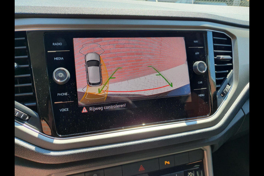 Volkswagen T-Roc 1.5 TSI 150pk DSG Style Team Navigatie Apple Carplay/Android Auto Camera Adaptive Cruise Control Elektrische achterklep Stoel-en stuurverwarming Climate Control
