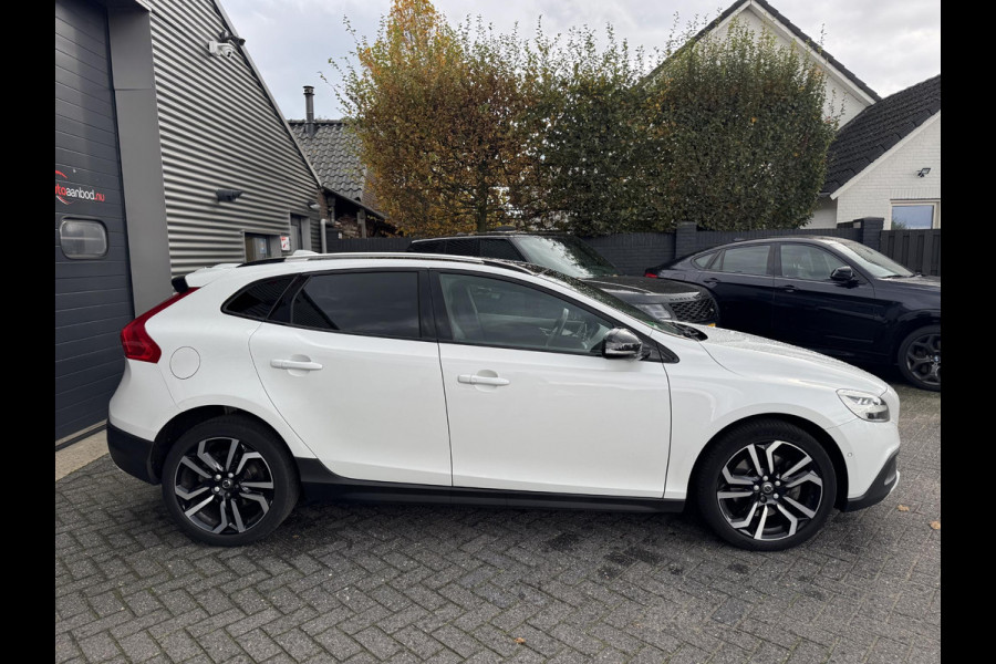 Volvo V40 Cross Country 1.5 T3 Polar+ Luxury | Camera | DAB | Navigatie | Stoelverwarming | Lichtmetalen Velgen |