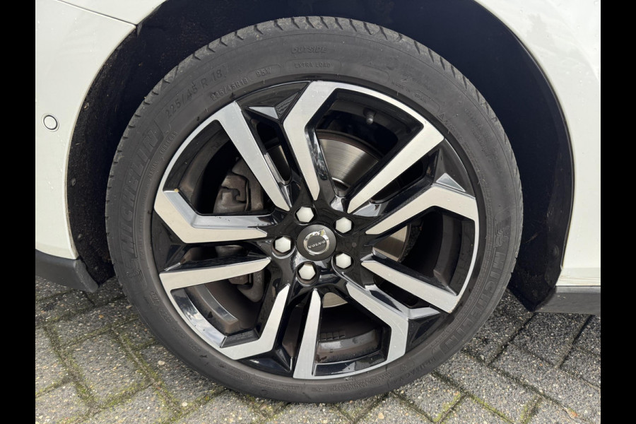 Volvo V40 Cross Country 1.5 T3 Polar+ Luxury | Camera | DAB | Navigatie | Stoelverwarming | Lichtmetalen Velgen |
