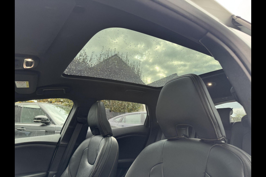 Volvo V40 Cross Country 1.5 T3 Polar+ Luxury | Camera | DAB | Navigatie | Stoelverwarming | Lichtmetalen Velgen |