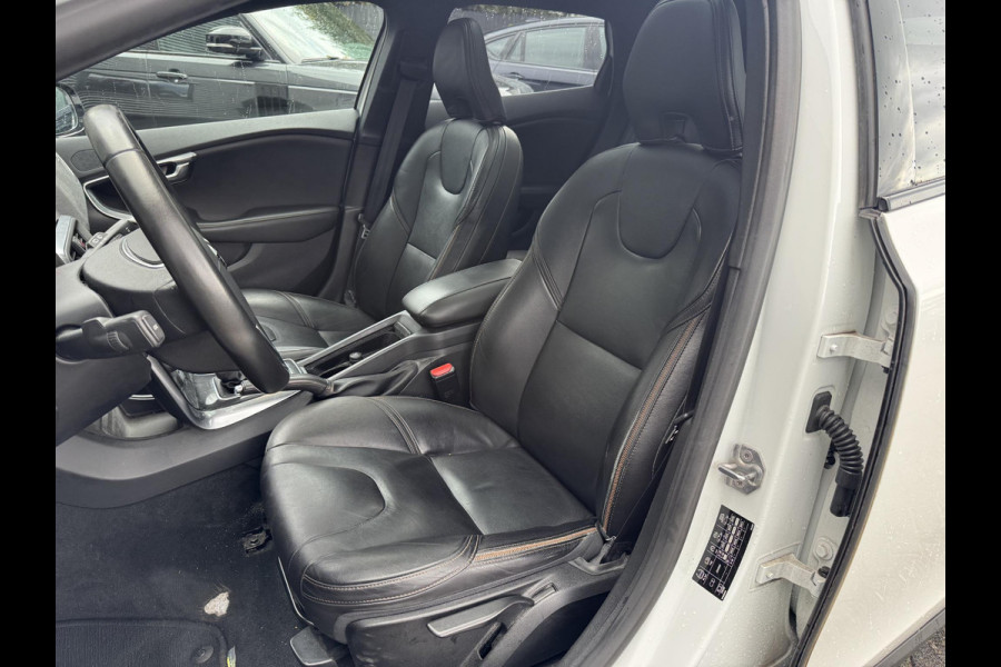 Volvo V40 Cross Country 1.5 T3 Polar+ Luxury | Camera | DAB | Navigatie | Stoelverwarming | Lichtmetalen Velgen |