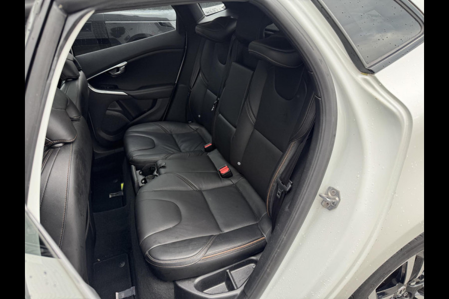 Volvo V40 Cross Country 1.5 T3 Polar+ Luxury | Camera | DAB | Navigatie | Stoelverwarming | Lichtmetalen Velgen |