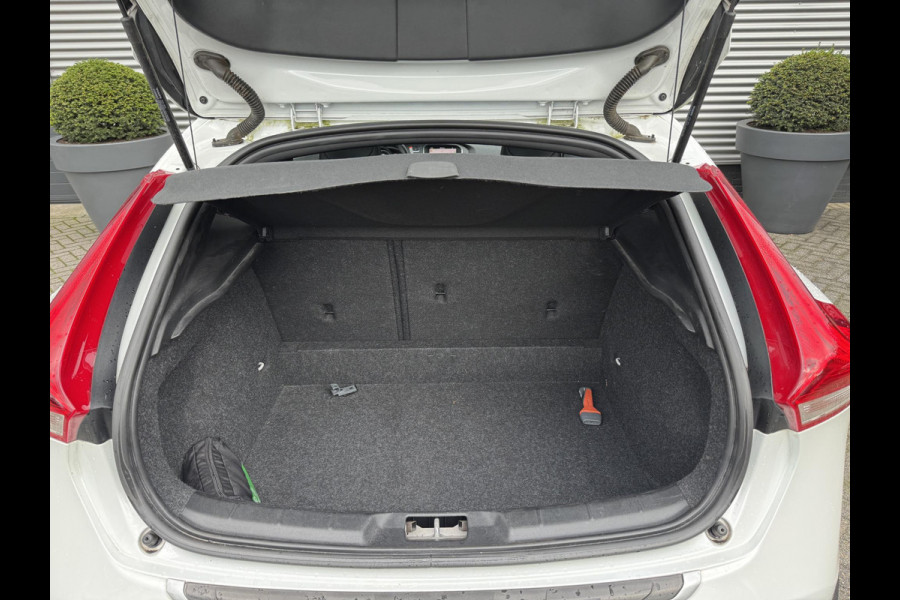 Volvo V40 Cross Country 1.5 T3 Polar+ Luxury | Camera | DAB | Navigatie | Stoelverwarming | Lichtmetalen Velgen |