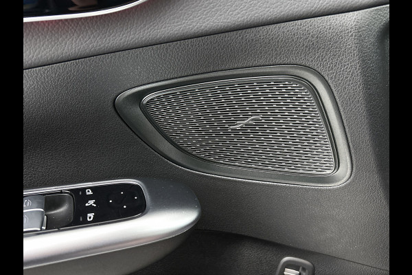 Mercedes-Benz C-Klasse 180 AMG Line Multispaaks lichtmetalen velgen 19 inch. Navigatie | parking support met camera achter | Inclusief 24 maanden MB Certified garantie voor Europa.