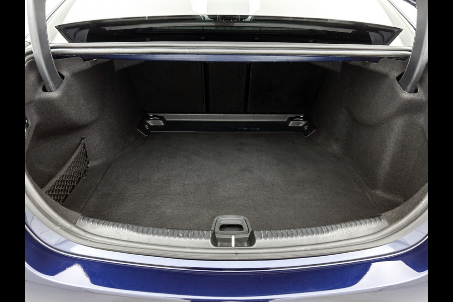 Mercedes-Benz C-Klasse 180 AMG Line Multispaaks lichtmetalen velgen 19 inch. Navigatie | parking support met camera achter | Inclusief 24 maanden MB Certified garantie voor Europa.