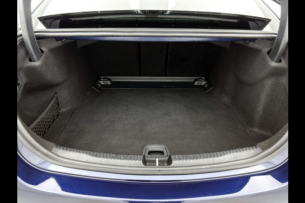 Mercedes-Benz C-Klasse 180 AMG Line Multispaaks lichtmetalen velgen 19 inch. Navigatie | parking support met camera achter | Inclusief 24 maanden MB Certified garantie voor Europa.