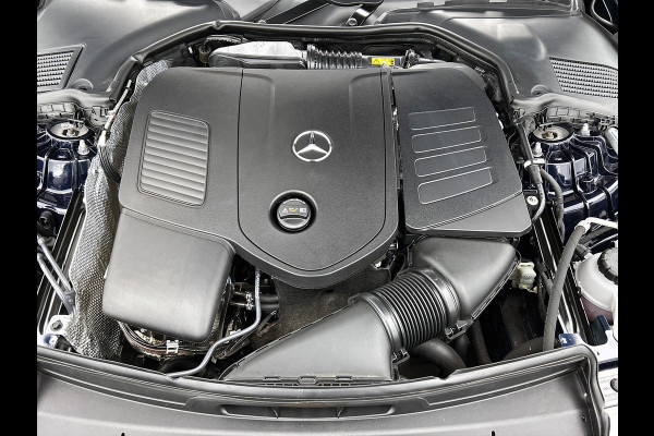 Mercedes-Benz C-Klasse 180 AMG Line Multispaaks lichtmetalen velgen 19 inch. Navigatie | parking support met camera achter | Inclusief 24 maanden MB Certified garantie voor Europa.