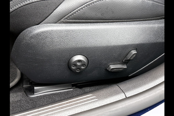 Mercedes-Benz C-Klasse 180 AMG Line Multispaaks lichtmetalen velgen 19 inch. Navigatie | parking support met camera achter | Inclusief 24 maanden MB Certified garantie voor Europa.