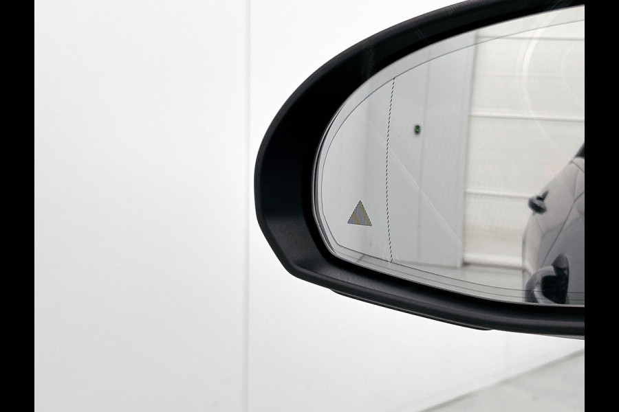Mercedes-Benz C-Klasse 180 AMG Line Multispaaks lichtmetalen velgen 19 inch. Navigatie | parking support met camera achter | Inclusief 24 maanden MB Certified garantie voor Europa.