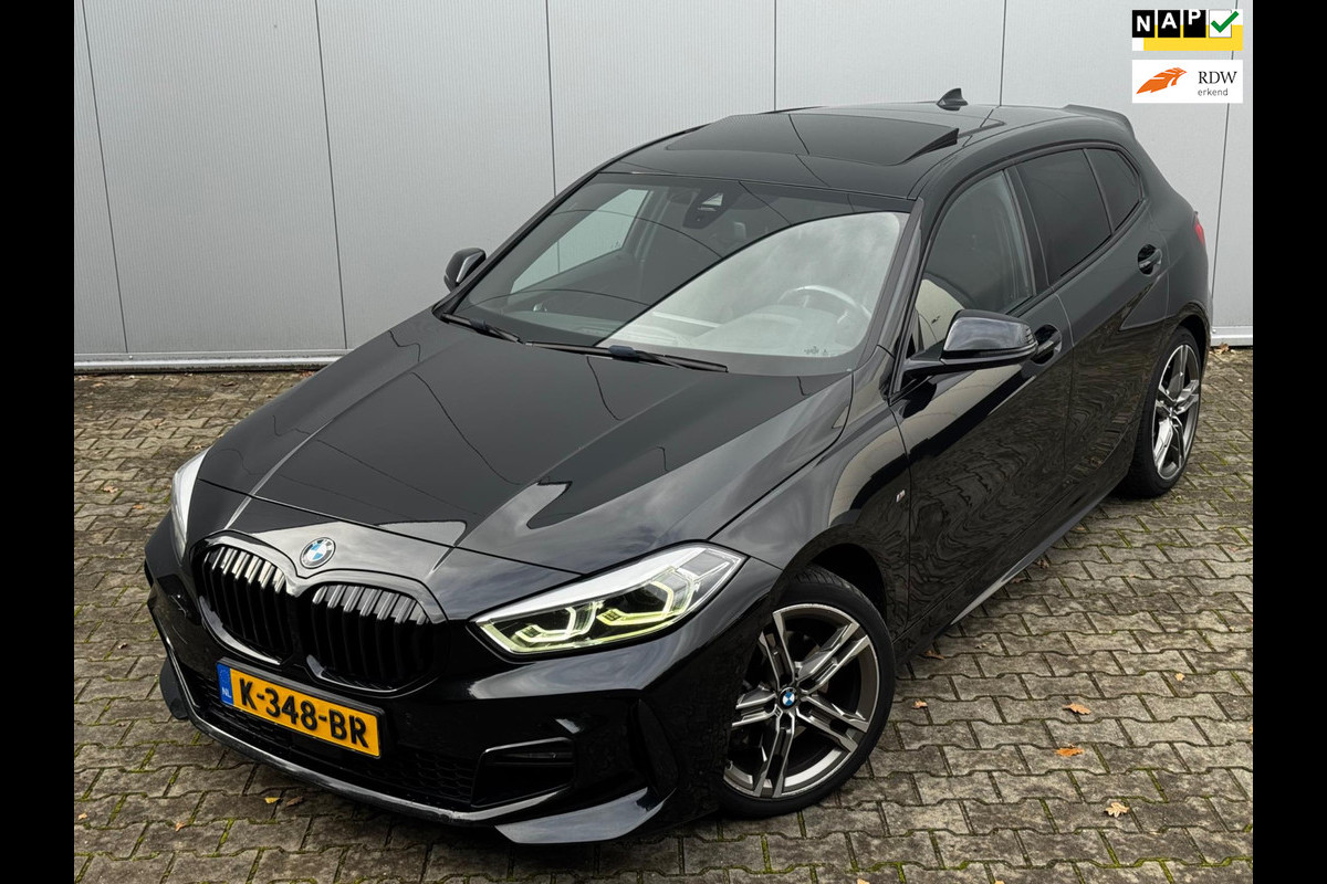 BMW 1-serie 118i M SPORT EXECUTIVE EDITION PANORAMADAK CARPLAY DAB+ ORIGINEEL NEDERLANDS LED BMW 1-serie 118i M SPORT EXECUTIVE EDITION PANORAMADAK CARPLAY DAB+ ORIGINEEL NEDERLANDS LED