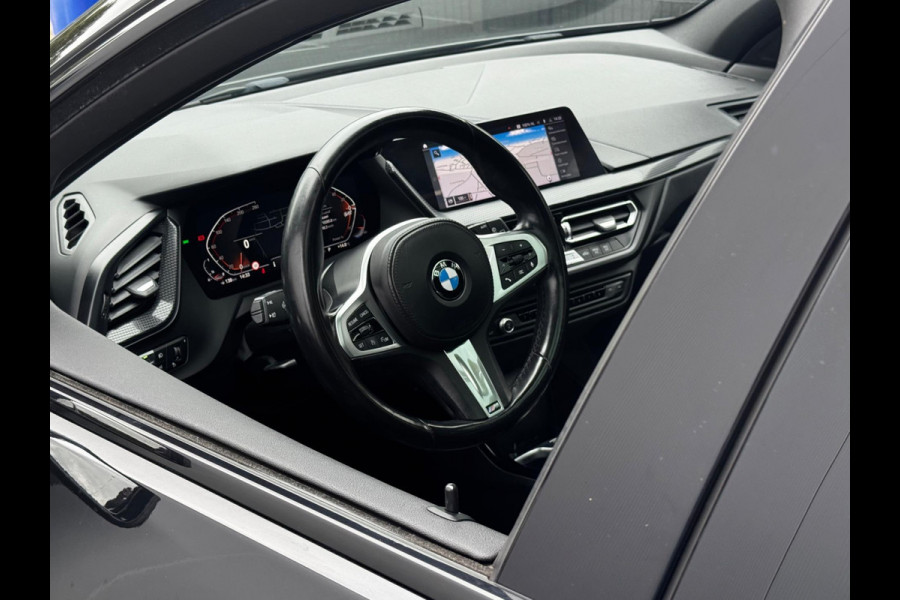 BMW 1-serie 118i M SPORT EXECUTIVE EDITION PANORAMADAK CARPLAY DAB+ ORIGINEEL NEDERLANDS LED BMW 1-serie 118i M SPORT EXECUTIVE EDITION PANORAMADAK CARPLAY DAB+ ORIGINEEL NEDERLANDS LED