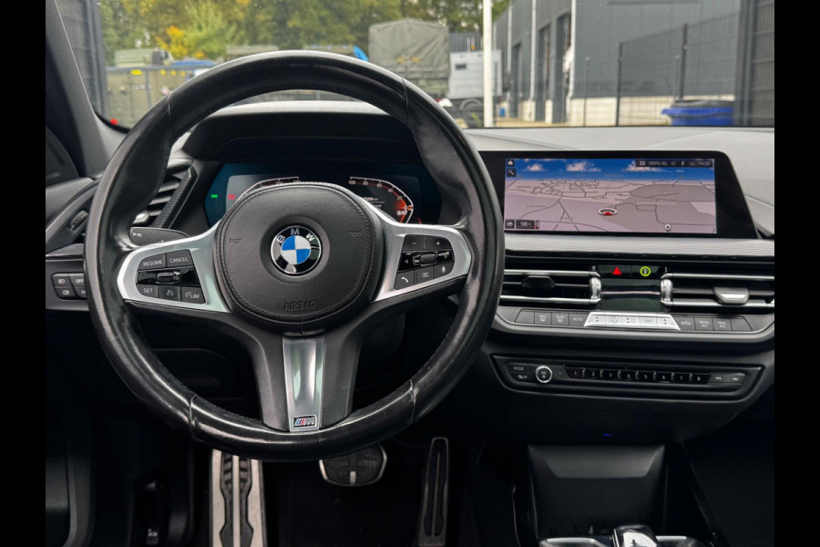 BMW 1-serie 118i M SPORT EXECUTIVE EDITION PANORAMADAK CARPLAY DAB+ ORIGINEEL NEDERLANDS LED BMW 1-serie 118i M SPORT EXECUTIVE EDITION PANORAMADAK CARPLAY DAB+ ORIGINEEL NEDERLANDS LED
