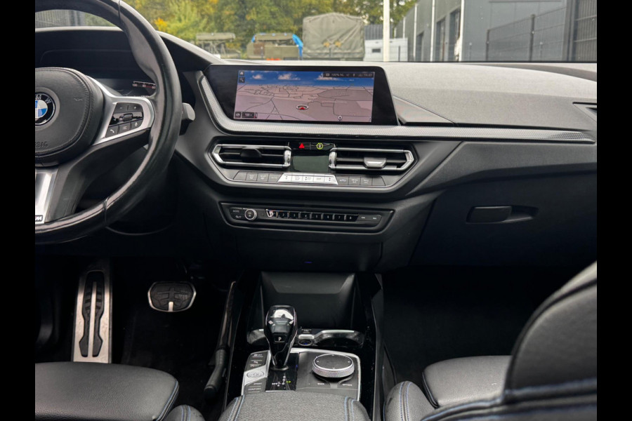 BMW 1-serie 118i M SPORT EXECUTIVE EDITION PANORAMADAK CARPLAY DAB+ ORIGINEEL NEDERLANDS LED BMW 1-serie 118i M SPORT EXECUTIVE EDITION PANORAMADAK CARPLAY DAB+ ORIGINEEL NEDERLANDS LED