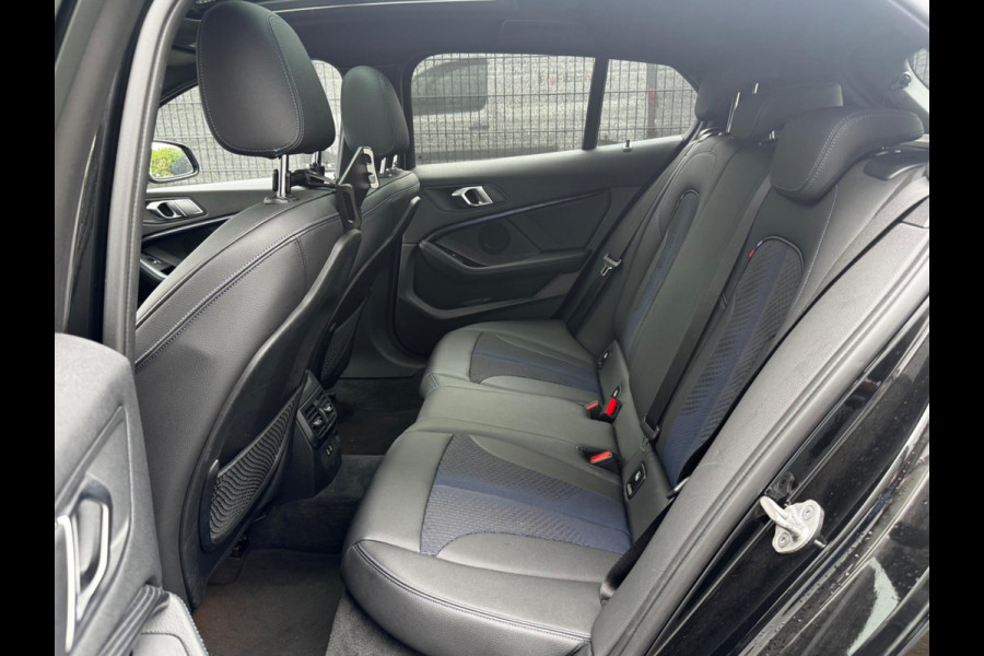 BMW 1-serie 118i M SPORT EXECUTIVE EDITION PANORAMADAK CARPLAY DAB+ ORIGINEEL NEDERLANDS LED BMW 1-serie 118i M SPORT EXECUTIVE EDITION PANORAMADAK CARPLAY DAB+ ORIGINEEL NEDERLANDS LED