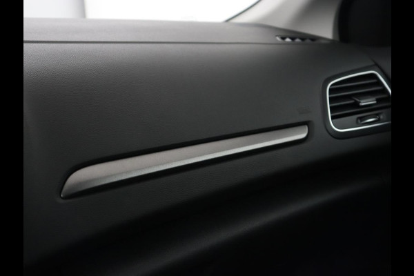 Renault Mégane 1.3 TCe Business Zen | Trekhaak | Camera | Keyless | Carplay | Navigatie | Full LED | DAB | Parkeerhulp | Climate control | Cruise control