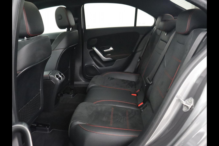 Mercedes-Benz A-Klasse 180 AMG | Panoramadak | Matrix LED | Sfeerverlichting | Keyless | Camera | Carplay | Leder/Alcantara | Memory | Keyless | Widescreen | Mercedes-Benz A-Klasse 180 AMG | Panoramadak | Matrix LED | Sfeerverlichting | Keyless | Camera | Carplay | Leder/Alcantara | Memory | Keyless | Widescreen |