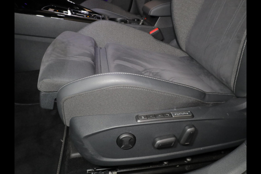 Volkswagen Golf 1.5 eTSI 50 Jahre Edition 150 pk Automaat (DSG) | Navigatie | Panoramadak | Parkeersensoren (Park assist)  | Achteruitrijcamera | Matrix LED koplampen | Stoelverwarming | Volkswagen Golf 1.5 eTSI 50 Jahre Edition 150 pk Automaat (DSG) | Navigatie | Panoramadak | Parkeersensoren (Park assist)  | Achteruitrijcamera | Matrix LED koplampen | Stoelverwarming |