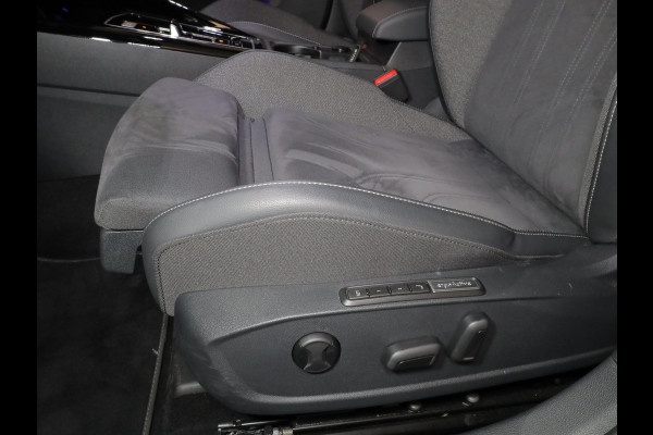 Volkswagen Golf 1.5 eTSI 50 Jahre Edition 150 pk Automaat (DSG) | Navigatie | Panoramadak | Parkeersensoren (Park assist)  | Achteruitrijcamera | Matrix LED koplampen | Stoelverwarming | Volkswagen Golf 1.5 eTSI 50 Jahre Edition 150 pk Automaat (DSG) | Navigatie | Panoramadak | Parkeersensoren (Park assist)  | Achteruitrijcamera | Matrix LED koplampen | Stoelverwarming |