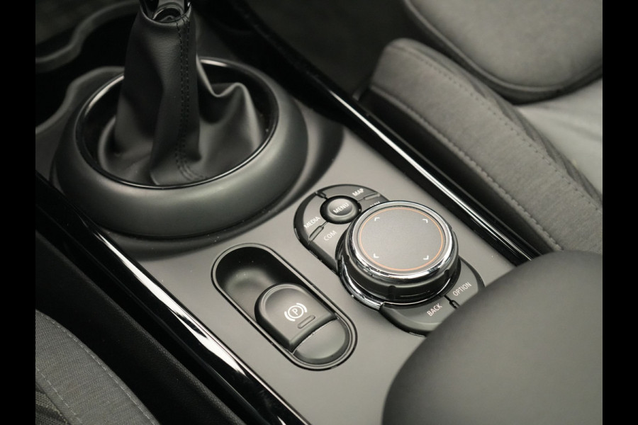 MINI Clubman 1.5 Cooper Chili Handgeschakeld 136pk | Panodak | Harman & Kardon | Apple Carplay | Lederen Sportstoelen | Navigatie | Cruise Control | Sportstuur | MINI Clubman 1.5 Cooper Chili Handgeschakeld 136pk | Panodak | Harman & Kardon | Apple Carplay | Lederen Sportstoelen | Navigatie | Cruise Control | Sportstuur |