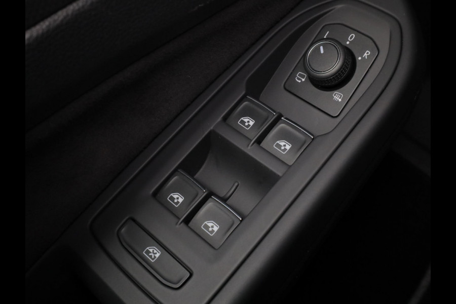 Volkswagen Golf 1.5 eTSI 50 Jahre Edition 150 pk Automaat (DSG) | Navigatie | Panoramadak | Parkeersensoren (Park assist)  | Achteruitrijcamera | Matrix LED koplampen | Stoelverwarming | Volkswagen Golf 1.5 eTSI 50 Jahre Edition 150 pk Automaat (DSG) | Navigatie | Panoramadak | Parkeersensoren (Park assist)  | Achteruitrijcamera | Matrix LED koplampen | Stoelverwarming |