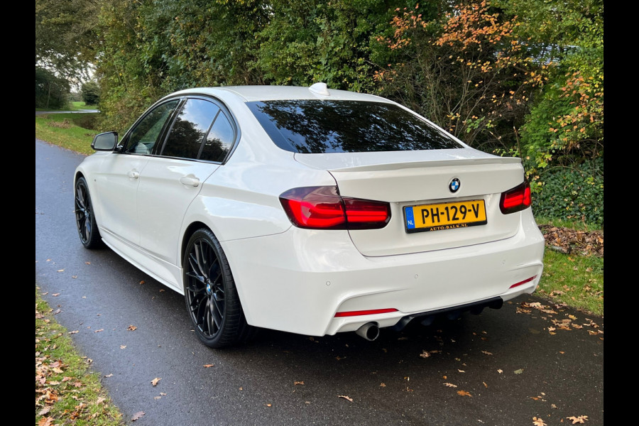 BMW 3 Serie 318i | M-Sport | Carbon | Sportlstoelen| Navi | Cruise | Clima