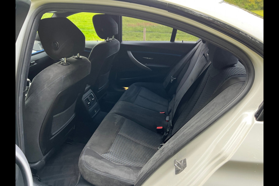 BMW 3 Serie 318i | M-Sport | Carbon | Sportlstoelen| Navi | Cruise | Clima