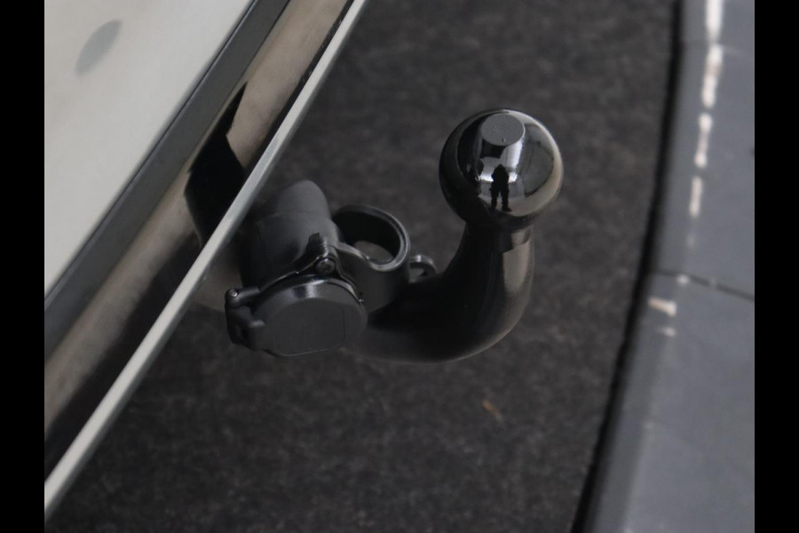 Ford Kuga 2.5 PHEV Vignale | Head-Up | Trekhaak | Adaptive cruise | Leder | 360 Camera | Stoelverwarming | Digital Cockpit | Carplay | Dodehoek detectie | Navigatie | Keyless | Achterbankverwarming | Plug In